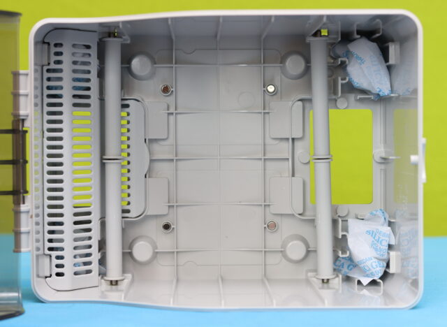 Chitu FilaPartner E1 inside drying box showing filament storage and moisture control design