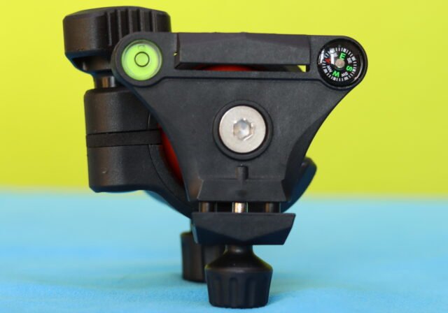 Close-up of the K&F CONCEPT ball head showing the built-in compass and bubble level indicators.