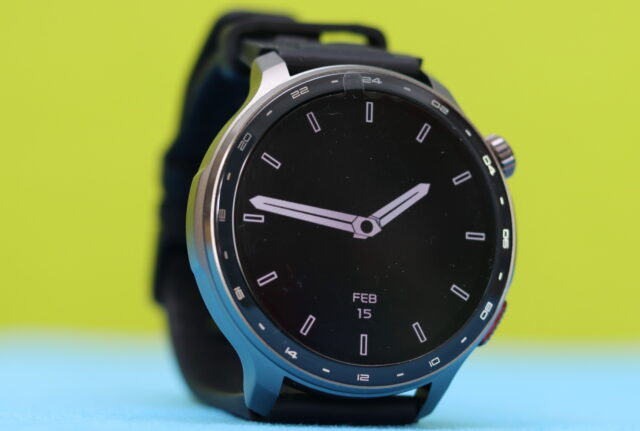 Always-on display of the KKTICK Tank T6 smartwatch showing the time clearly while the screen remains active.