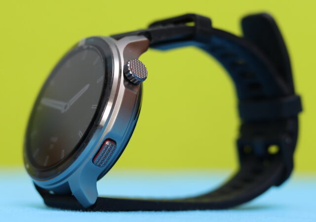 KKTICK Tank T6 rugged smartwatch showing the side buttons and touchscreen controls during navigation through the watch menu.